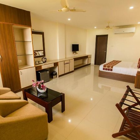 Miracle Residency Hotel Kizhake Chālakudi Buitenkant foto
