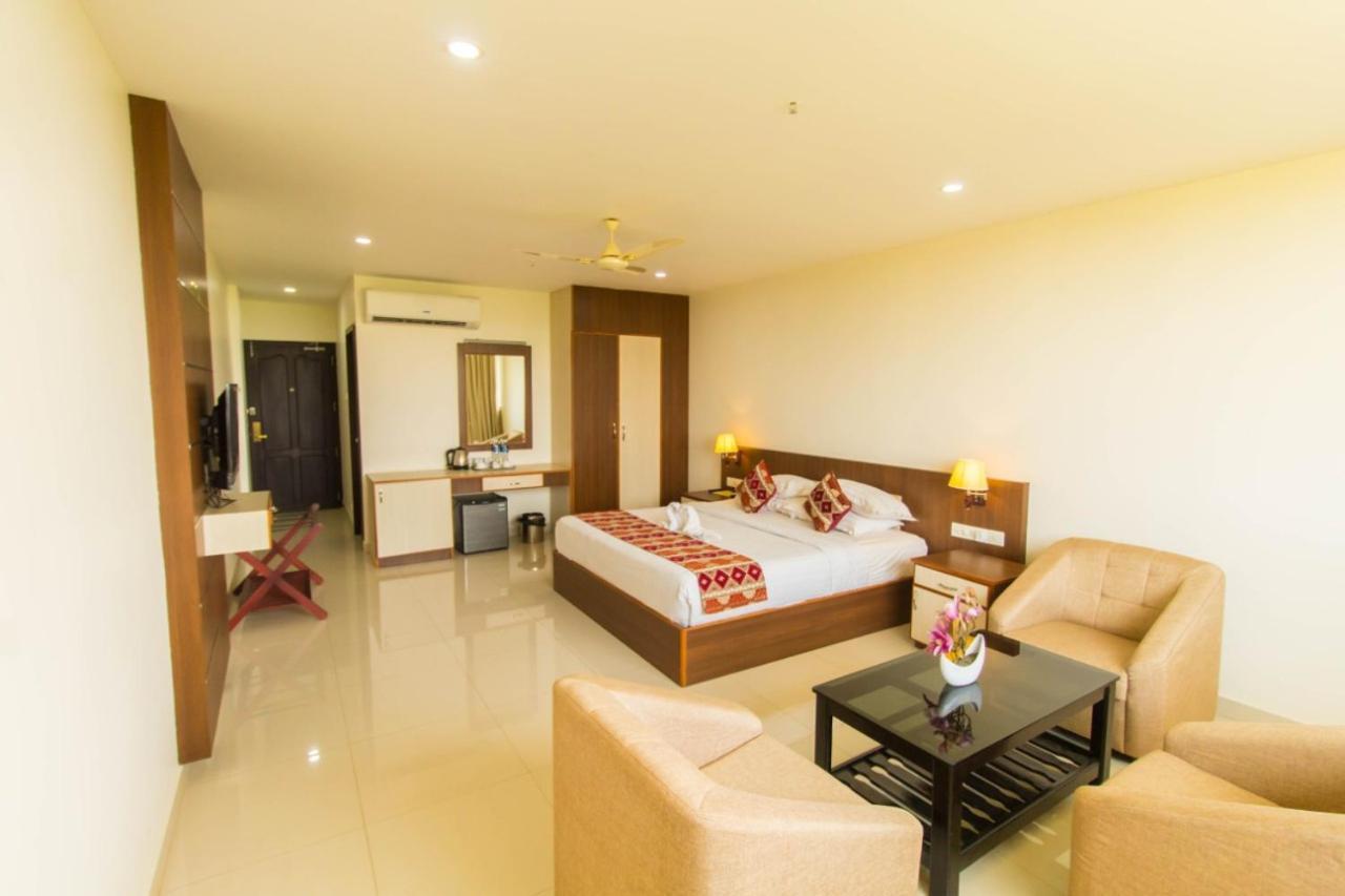 Miracle Residency Hotel Kizhake Chālakudi Buitenkant foto