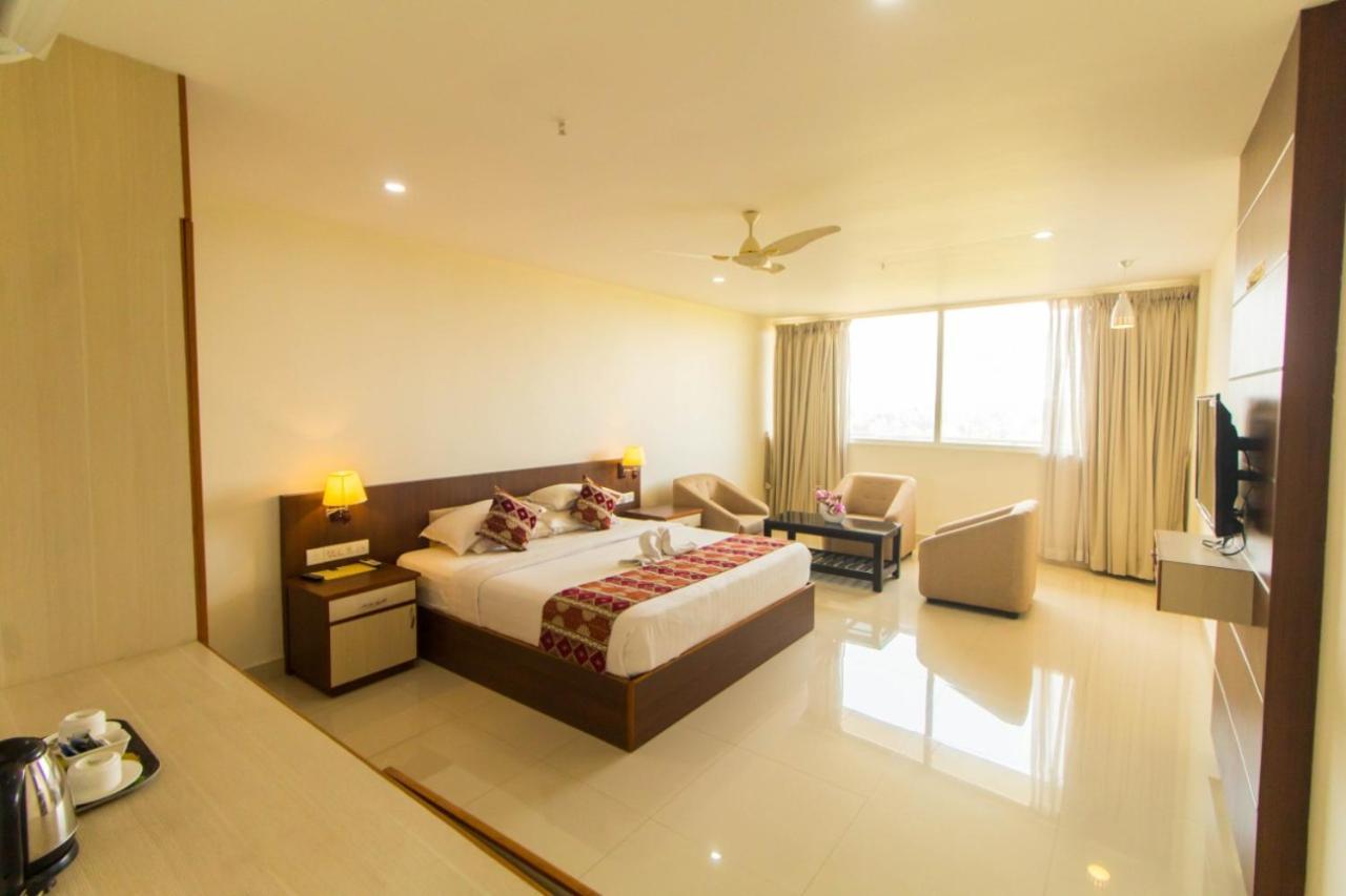 Miracle Residency Hotel Kizhake Chālakudi Buitenkant foto