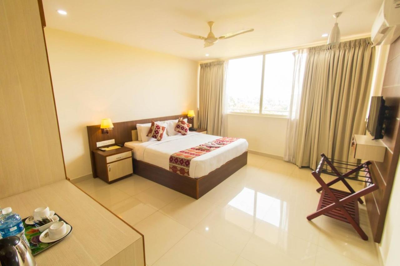 Miracle Residency Hotel Kizhake Chālakudi Buitenkant foto