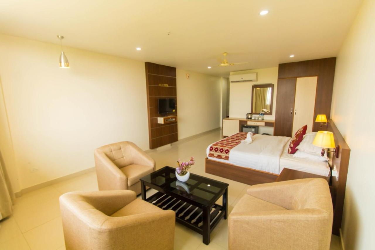 Miracle Residency Hotel Kizhake Chālakudi Buitenkant foto