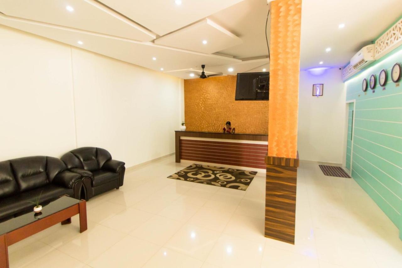 Miracle Residency Hotel Kizhake Chālakudi Buitenkant foto
