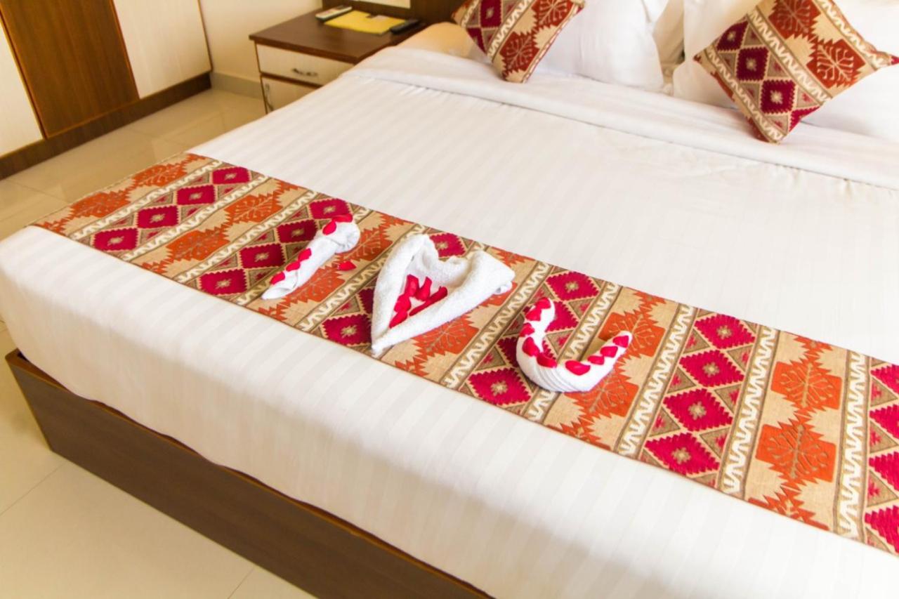 Miracle Residency Hotel Kizhake Chālakudi Buitenkant foto