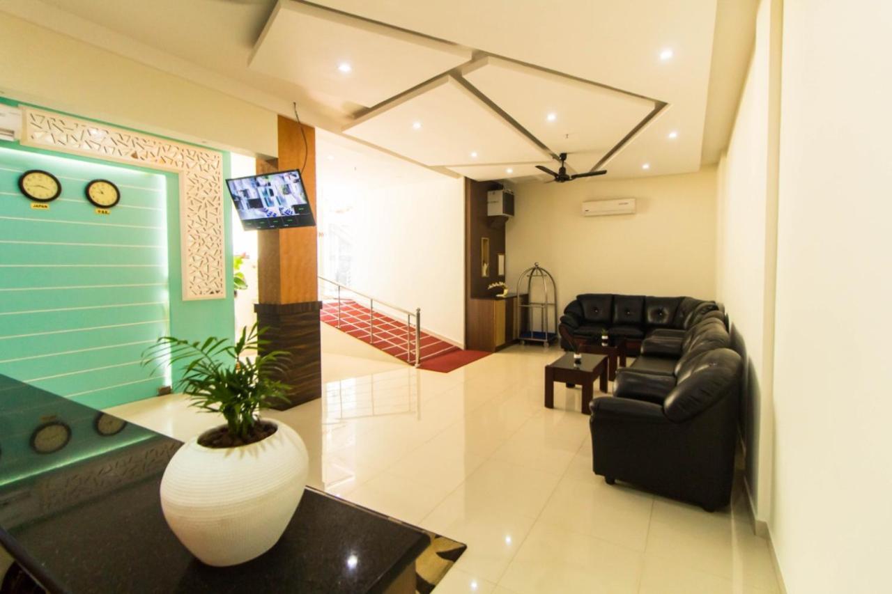 Miracle Residency Hotel Kizhake Chālakudi Buitenkant foto