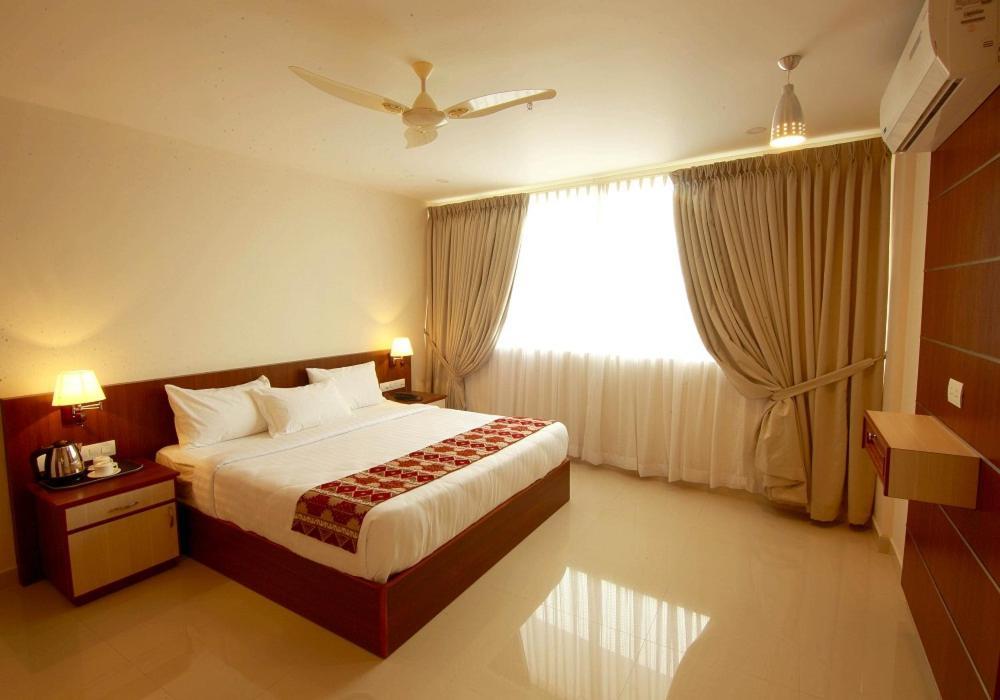 Miracle Residency Hotel Kizhake Chālakudi Buitenkant foto
