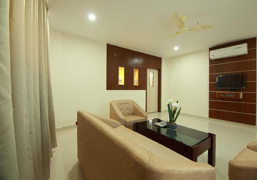 Miracle Residency Hotel Kizhake Chālakudi Buitenkant foto