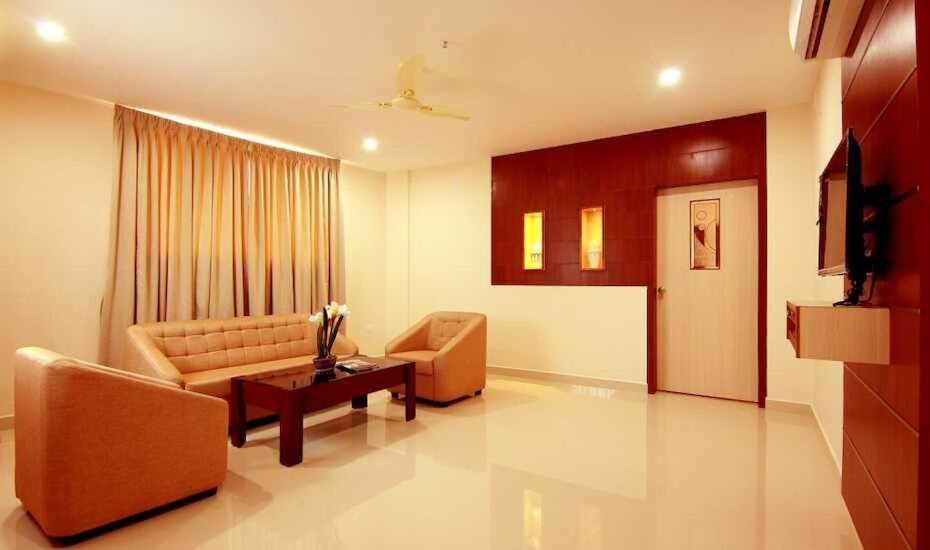 Miracle Residency Hotel Kizhake Chālakudi Buitenkant foto