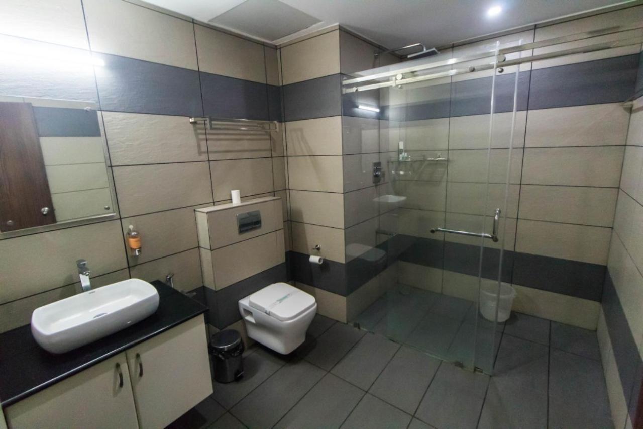 Miracle Residency Hotel Kizhake Chālakudi Buitenkant foto